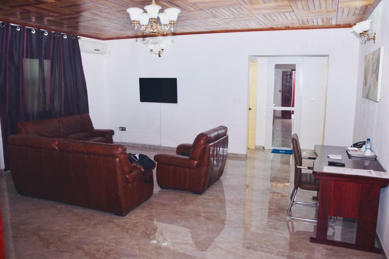 Hotel La Couronne Rw Yaoundé Esterno foto